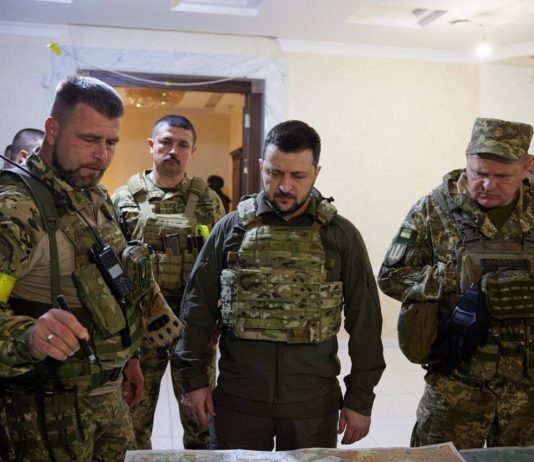 Ukrainiens Präsident Wolodomyr Selenskyj besucht die Front im Osten des Landes