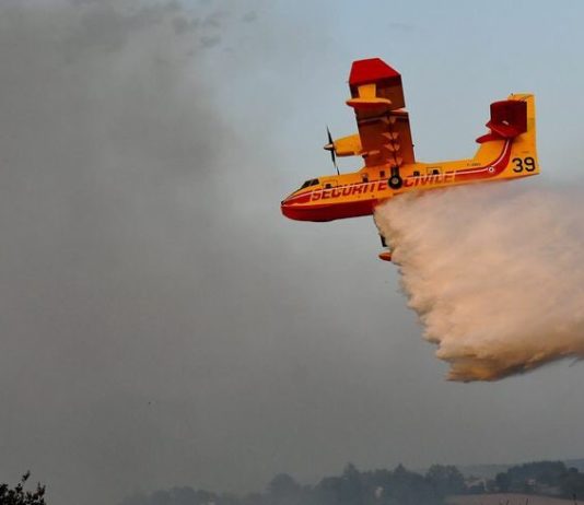 Aveyron: 380 Hektar durch Waldbrand zerstört – Bewohner evakuiert Löschflugzeug