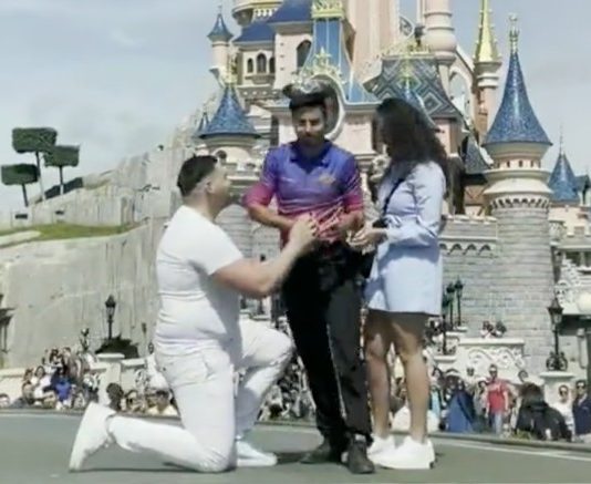 Disneyland entschuldigt sich, weil ein Angestellter den Heiratsantrag eines Paares unterbricht