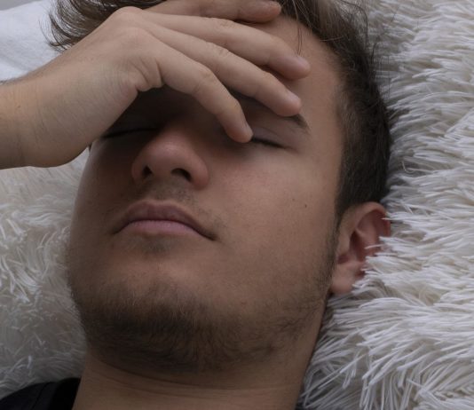 Covid-19: Untervariante BA.5 zeigt häufiger stärkere Symptome Krank