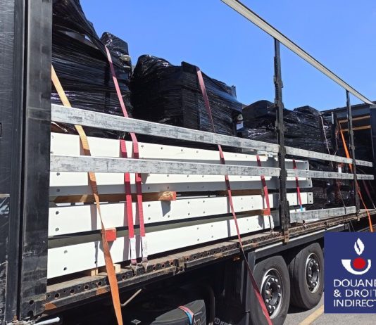 Zollbeamte beschlagnahmen 501 kg Cannabisharz an der Mautstelle Le Boulou auf der A9 Drogenfund_in_Sattelschlepper