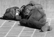 Kälte, die tötet – ein Todesfall auf offener Straße erschüttert Paris Obdachlos