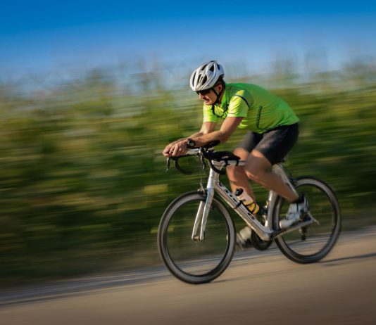 Radfahrer wird von Lkw angefahren und vom Fahrer verprügelt – er hatte Todesangst (Video)