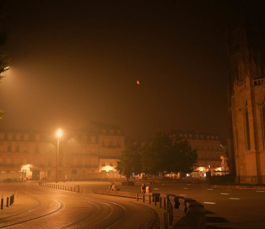 Brände in der Gironde: Bordeaux in der Nacht von dichten Rauchschwaden bedeckt Rauch_über_Bordeaux