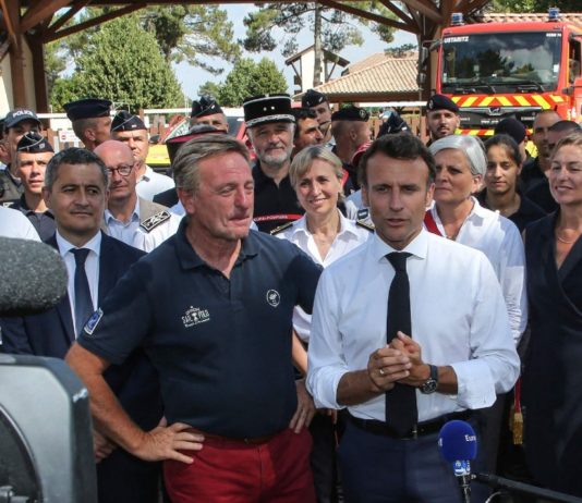 Brände in der Gironde: Emmanuel Macron verspricht bei seinem Besuch vor Ort mehr Mittel zur Bekämpfung von Waldbränden Macron_Darmanin_Gironde