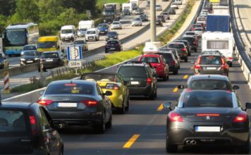 Pfingstverkehr legt Frankreich lahm – kilometerlange Staus Richtung Süden Stau_Autobahn