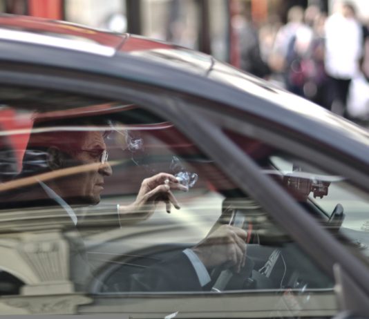 Bürgermeister in Südfrankreich verbietet das Rauchen im Auto