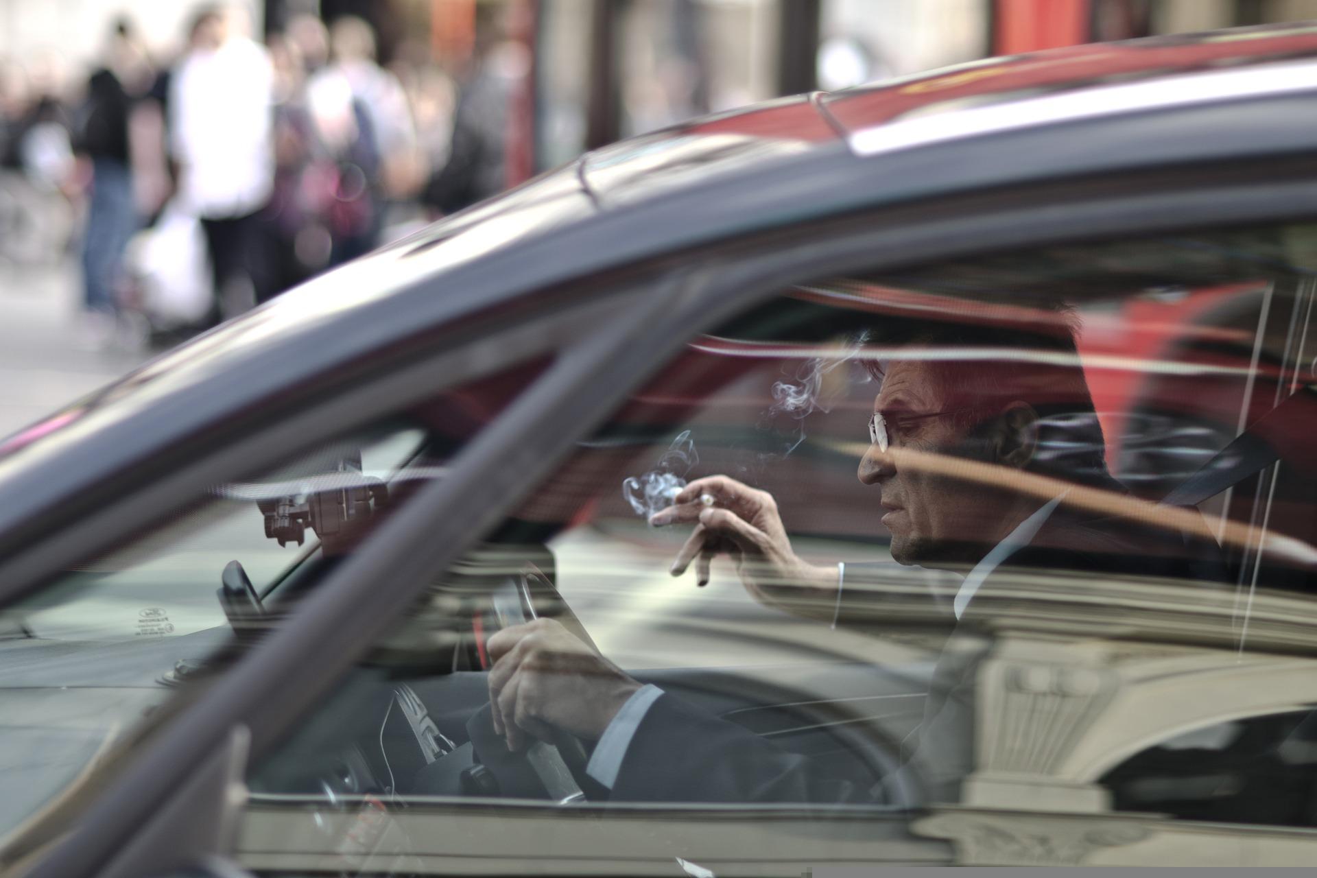 Bürgermeister in Südfrankreich verbietet das Rauchen im Auto
