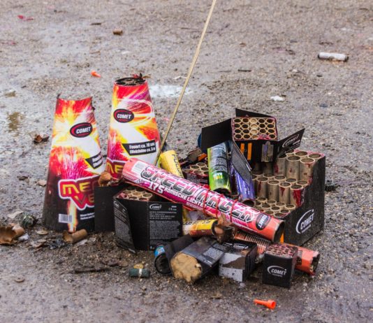14-Juli: Siebenjähriger Junge und seine 24-jährige Schwester bei Feuerwerk in Cholet getötet. Unfall_Feuerwerk