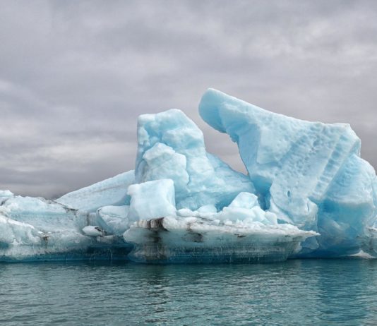 Alaska: Spektakuläre Kollision eines Kreuzfahrtschiffes mit einem Eisberg (Bericht France 2) Eisberg