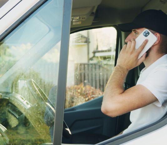 Departement Landes: Handy am Steuer könnte ab November den Führerschein kosten Handy_am_Steuer