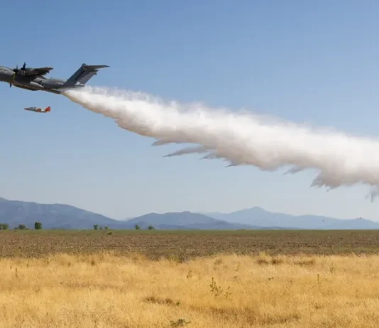 Bekämpfung von Waldbränden: Airbus kann seinen A400M innerhalb von Minuten in einen Wasserbomber verwandeln A400M-Löschflugzeug