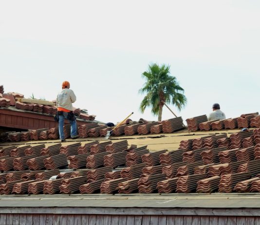 Zwei Todesfälle am Arbeitsplatz wegen der Hitzewelle in Frankreich Dachdecker