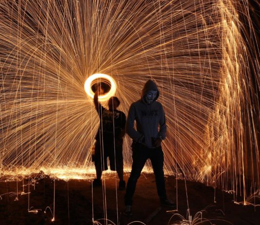 14-Juli: Der Präsident der französischen Feuerwehr ruft dazu auf, alle Feuerwerke abzusagen Brandgefahr_Feuerwerk