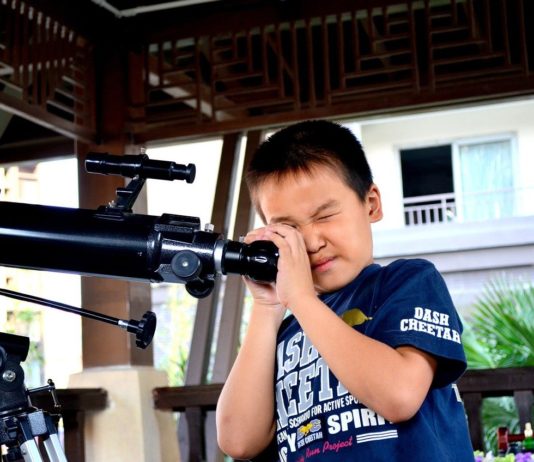 Planeten, Sterne, Supermond, Perseiden… was kann man wo in diesen Sommer am Himmel beobachten? Teleskop