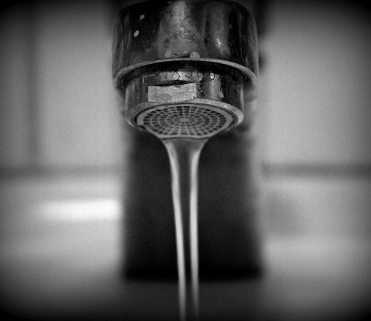 Dürre: Trinkwassermangel im Departement Creuse Wasserhahn