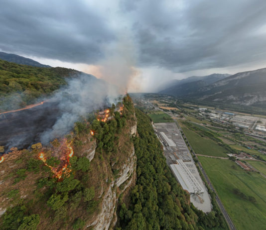 Isère: Ein Feuer hat sich in der Nacht plötzlich ausgebreitet und bedroht zwei Fabriken Waldbrand_Isere