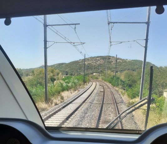 Südfranzösische Bahnlinie nach 50 Jahren wiedereröffnet Zug-Rhoneufer