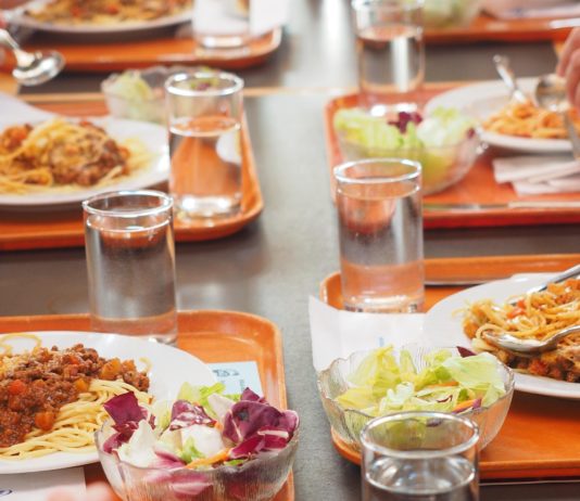 Schulanfang: Schulkantinen in Lyon bieten mehr Bio- und lokale Produkte an – ohne die Preise zu erhöhen Kantinenessen