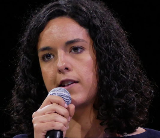 TotalEnergies wird beschuldigt mit Kerosinlieferungen an Russland den Krieg zu unterstützen Manon_Aubry