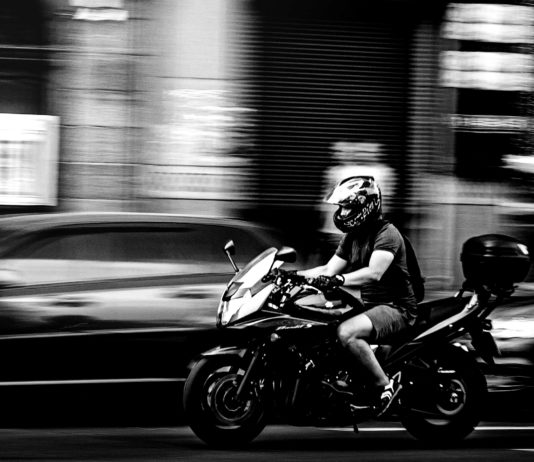Motorrad-Raser in Pontoise: 18-jähriger Mann verhaftet und angeklagt Motorrad-Raser