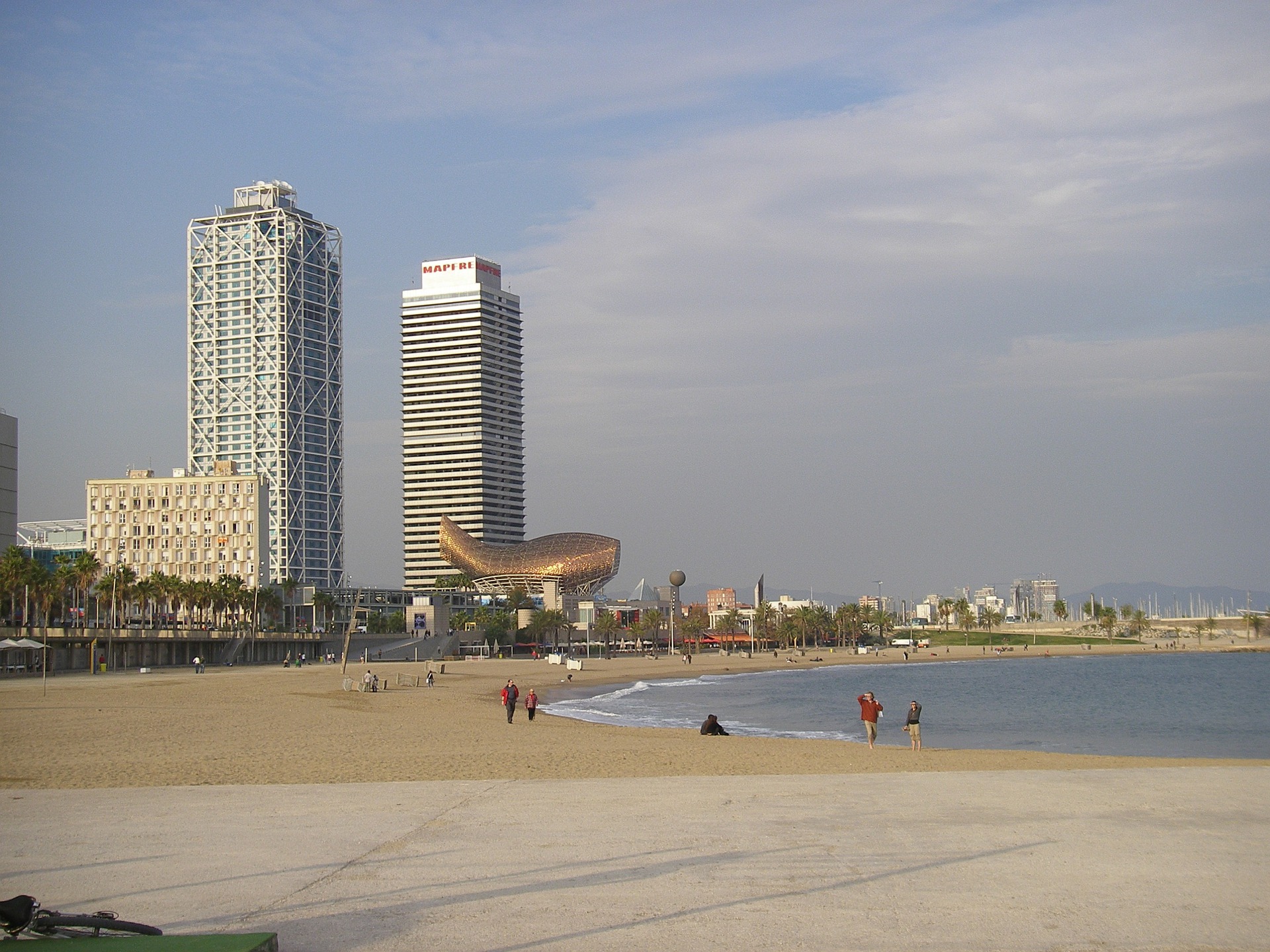 Spanien: Fernsehen filmt per Zufall Dieb am Strand in Barcelona (Video)