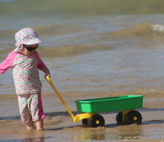 Charente-Maritime: Kinder entdecken am Strand eine Granate und spielen damit Kind_Strand
