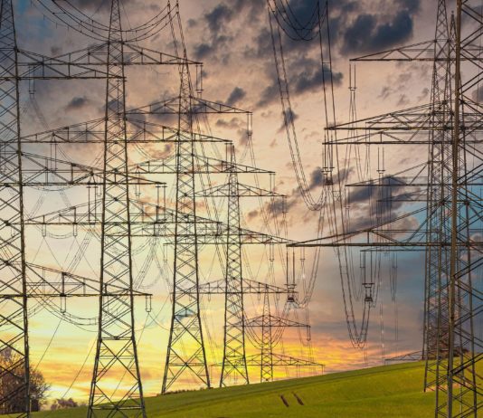 Energieversorgung: Könnten in Frankreich bald Gas und Strom rationiert werden? Stromleitungen