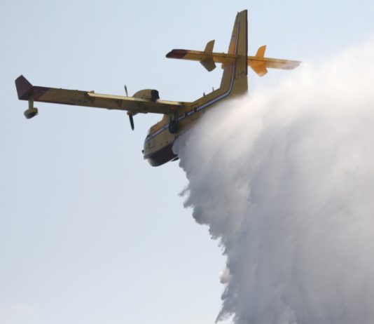 Erneuter Ausbruch eines Feuers im Departement Landes Löschflugzeug