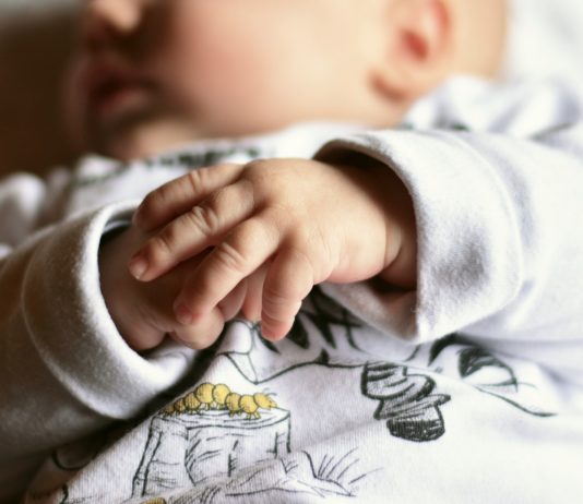 In Montreuil wird ein verlassener Säugling in einem Auto gefunden – die Eltern werden gesucht Baby_Geburtenrate