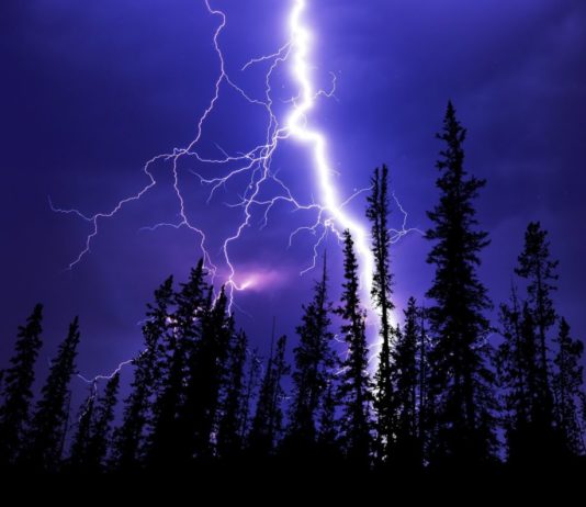 Brände in der Gironde und in den Landes: Feuerwehrleute fürchten Gewitter und Blitzschlag Blitzschlag