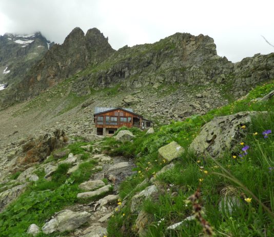 Tödlicher Absturz: Leichen von zwei französischen Bergsteigern in einer Gletscherspalte gefunden Refuge_de _lOlan