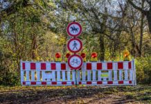 Gironde: Nach den Bränden bleibt das Departement in höchster Alarmbereitschaft gesperrter_Waldweg