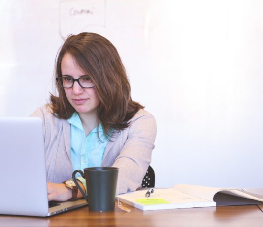 In Frankreich darf die Temperatur in Büros in diesem Winter nicht über 19°C steigen Frau_Büro