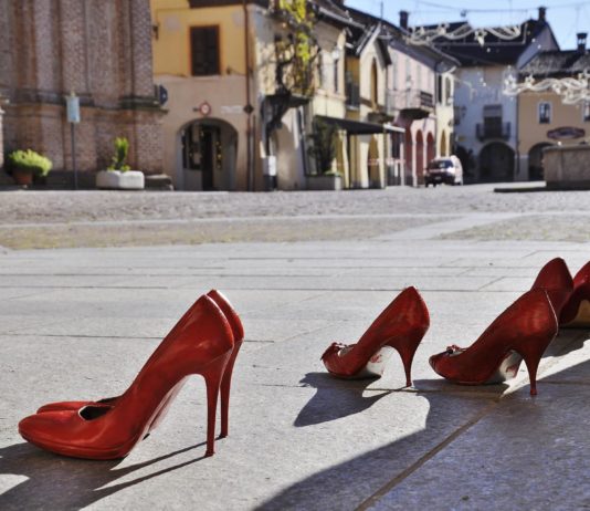 Schweigen ist keine Option: Häusliche Gewalt und Feminizide in Frankreich und Deutschland rote_Schuhe