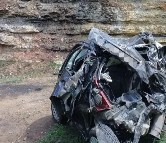 Wunder: Ein Mann überlebt einen 80 Meter tiefen Sturz mit seinem Auto in eine Schlucht Auto_Absturz