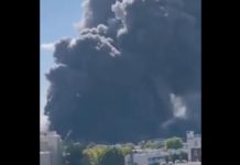 In einem Lagerhaus des Grossmarktes von Rungis in der Nähe von Paris brennt ein riesiges Feuer Brand_Rungis