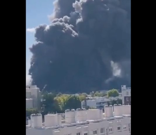 In einem Lagerhaus des Grossmarktes von Rungis in der Nähe von Paris brennt ein riesiges Feuer Brand_Rungis