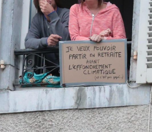 Emmanuel Macron in Pau: Polizei dringt in Häuser von Anwohnern ein, um Plakate zu entfernen Protest_Pau