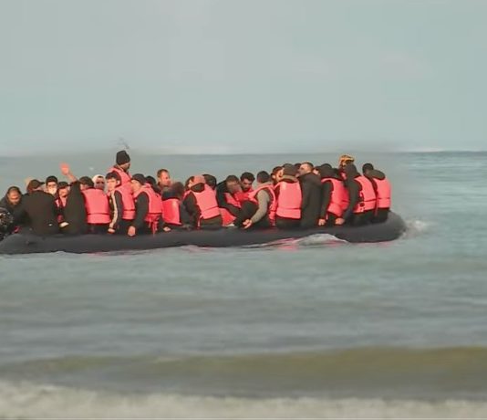 Verloren zwischen zwei Küsten – Die stillen Dramen im Ärmelkanal Migranten_Boot