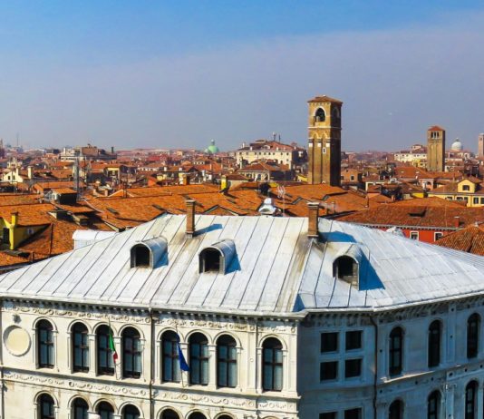 Wände, Dächer, Autos: Sollte man alles weiß anstreichen, um die Hitze besser zu ertragen? Weisses_Dach