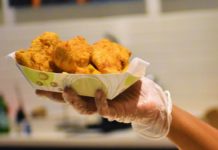 Straßburg: Kunden prügeln sich für kostenlose Chicken-Nuggets vor Fastfood-Restaurant Chicken-Fastfood