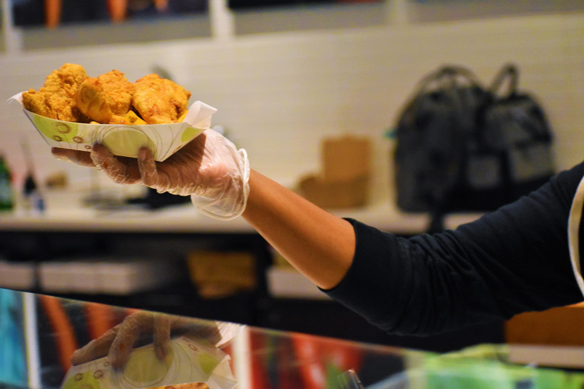 Straßburg: Kunden prügeln sich für kostenlose Chicken-Nuggets vor Fastfood-Restaurant