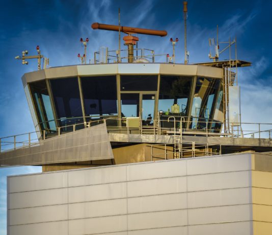 1.000 Flüge gestrichen: Streik der französischen Fluglotsen beeinträchtigt Reiseverkehr in Europa Kontrollturm