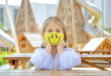 Covid-19: Die Inzidenzrate steigt bei unter 20-Jährigen sprunghaft an Kind_Maske