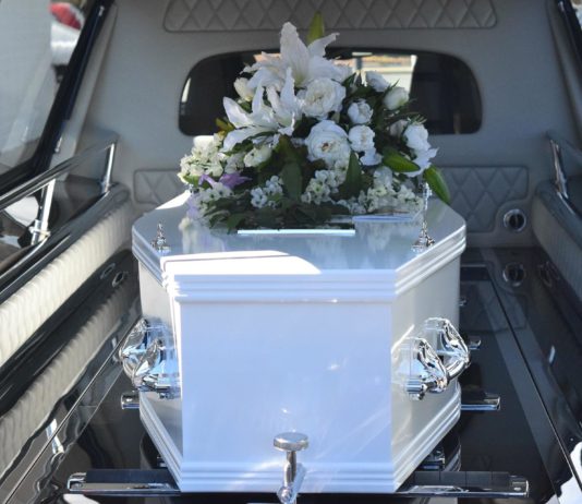 Statistikinstitut INSEE stellt für Juli in Frankreich eine Übersterblichkeit fest Sarg