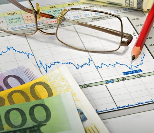 Euro fällt gegenüber US-Dollar auf 20-Jahres-Tief Euro-Kurs_Illustration