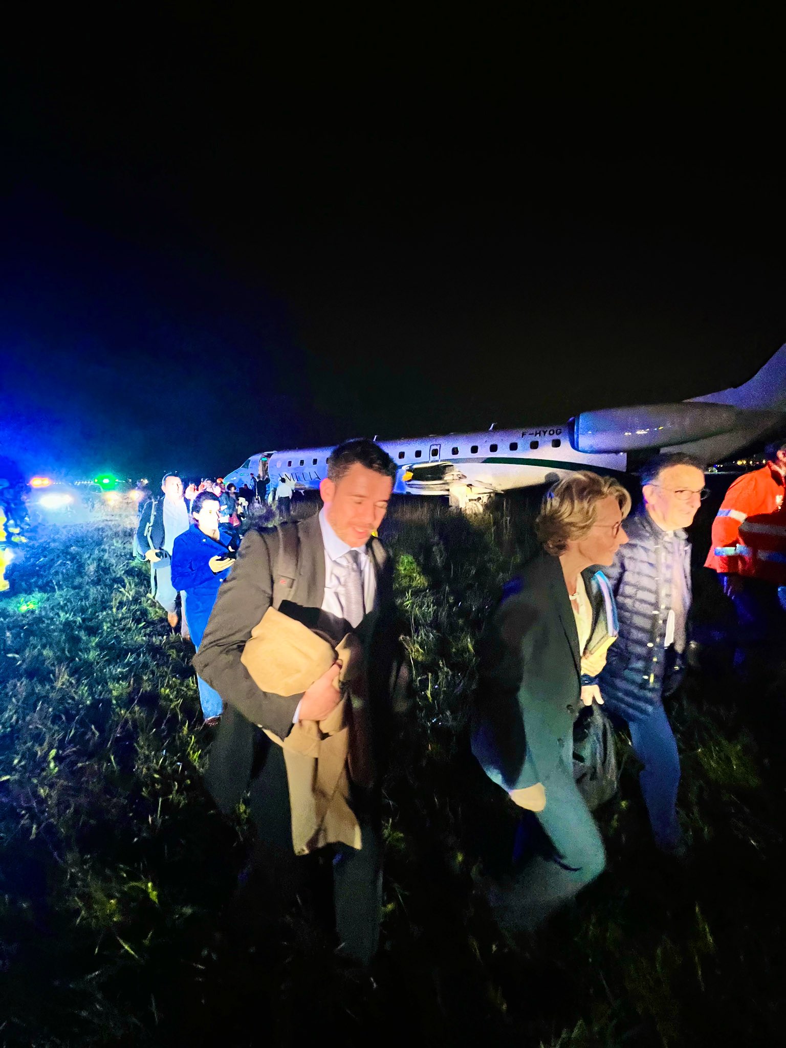 In Rodez gestartetes Flugzeug mit Ministerin Caroline Cayeux an Bord verpasst die Landebahn in Orly