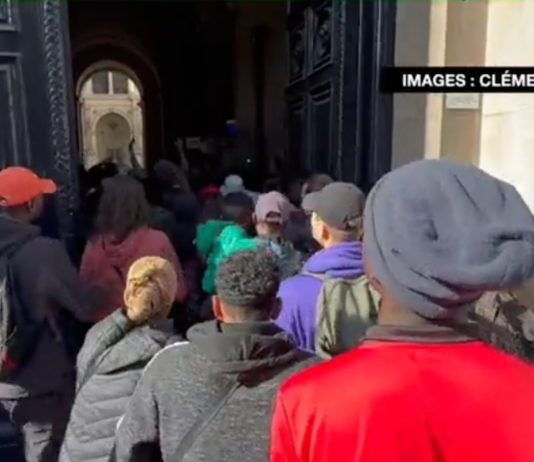 Paris: Rund 50 Migranten fordern Wohnungen und dringen in das Rathaus ein Migranten_Rathaus_Paris