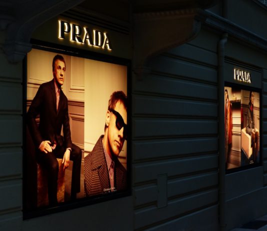 Energiekrise: Lichtwerbung in Paris nachts bald verboten Werbetafel